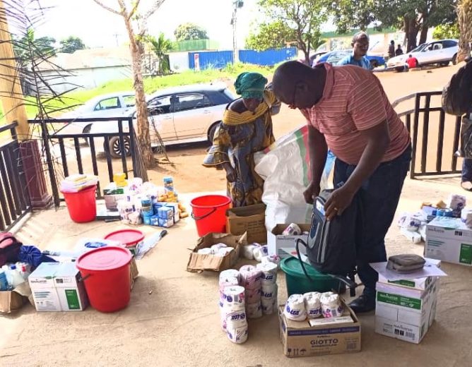 la remise du paquet aux d’établissements scolaires